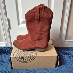 Suede Rust Coloured Cowboy Boots From American Eagle Size 9, New In Box!